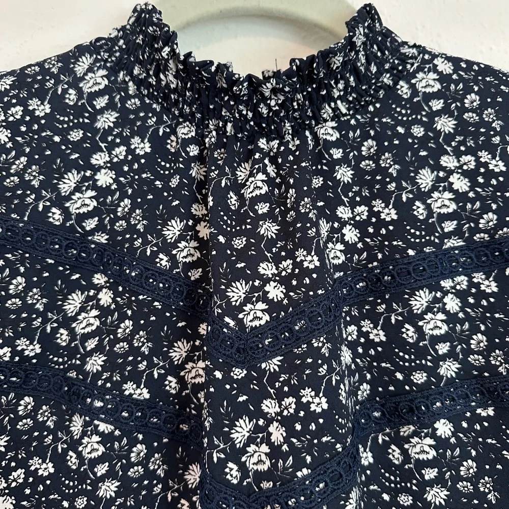 Ann Taylor LOFT Floral Puff Sleeve, Size Medium - Picture 4 of 9
